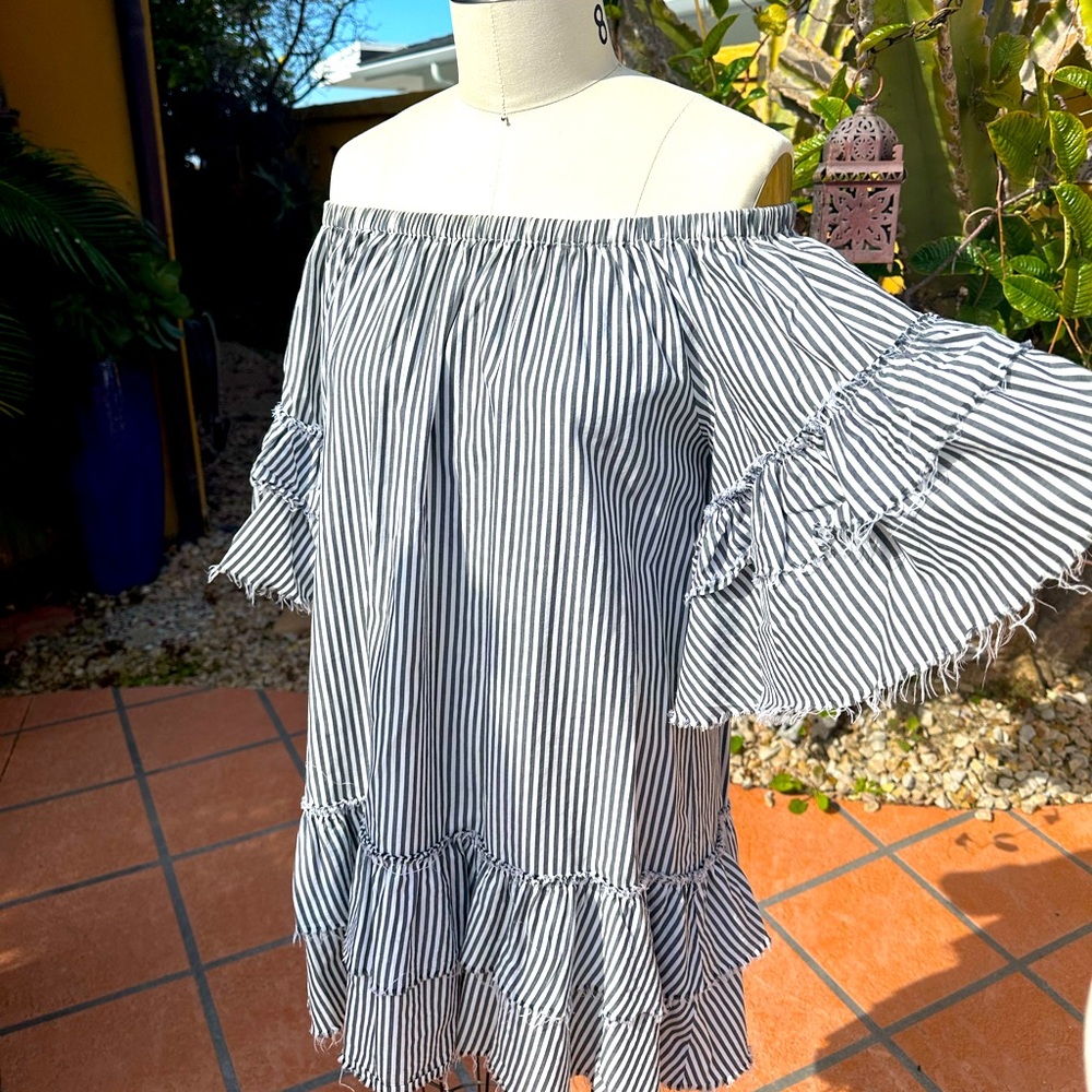 Zara Women collection. Off the shoulder dress. Raw edges. 3/4 lengt sleeve.